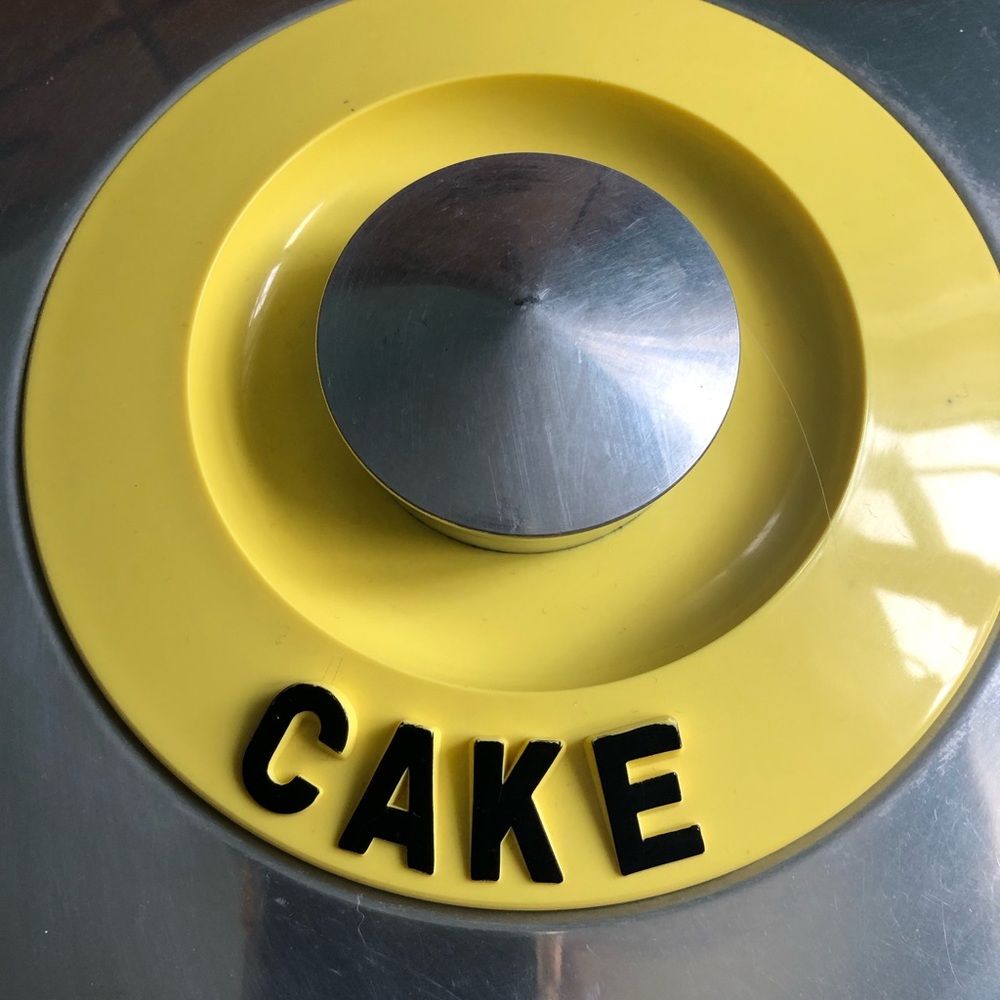 Vintage 1950’s Kromex Rare Yellow Cake Dome And Glass Starburst Plate - Picture 3 of 12